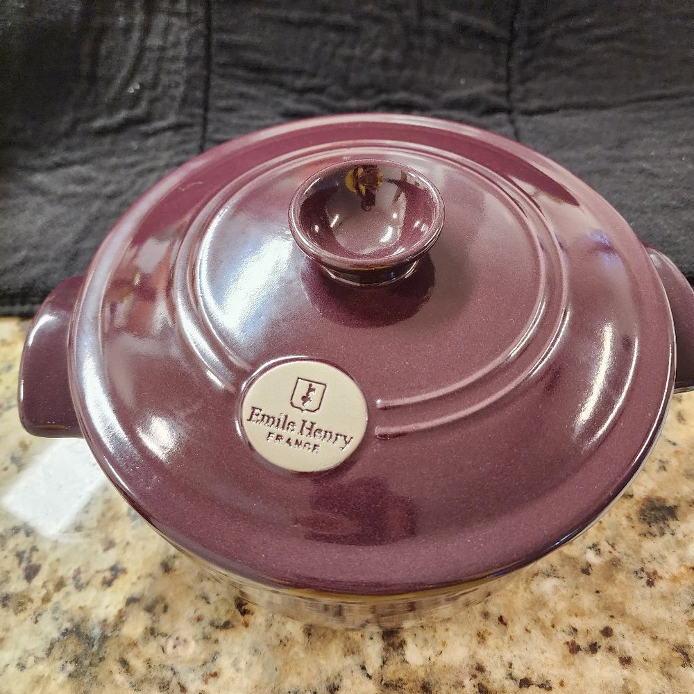 Brand new Emile Henry flame 2.6 quart 2.5 litre crock pot in plum
